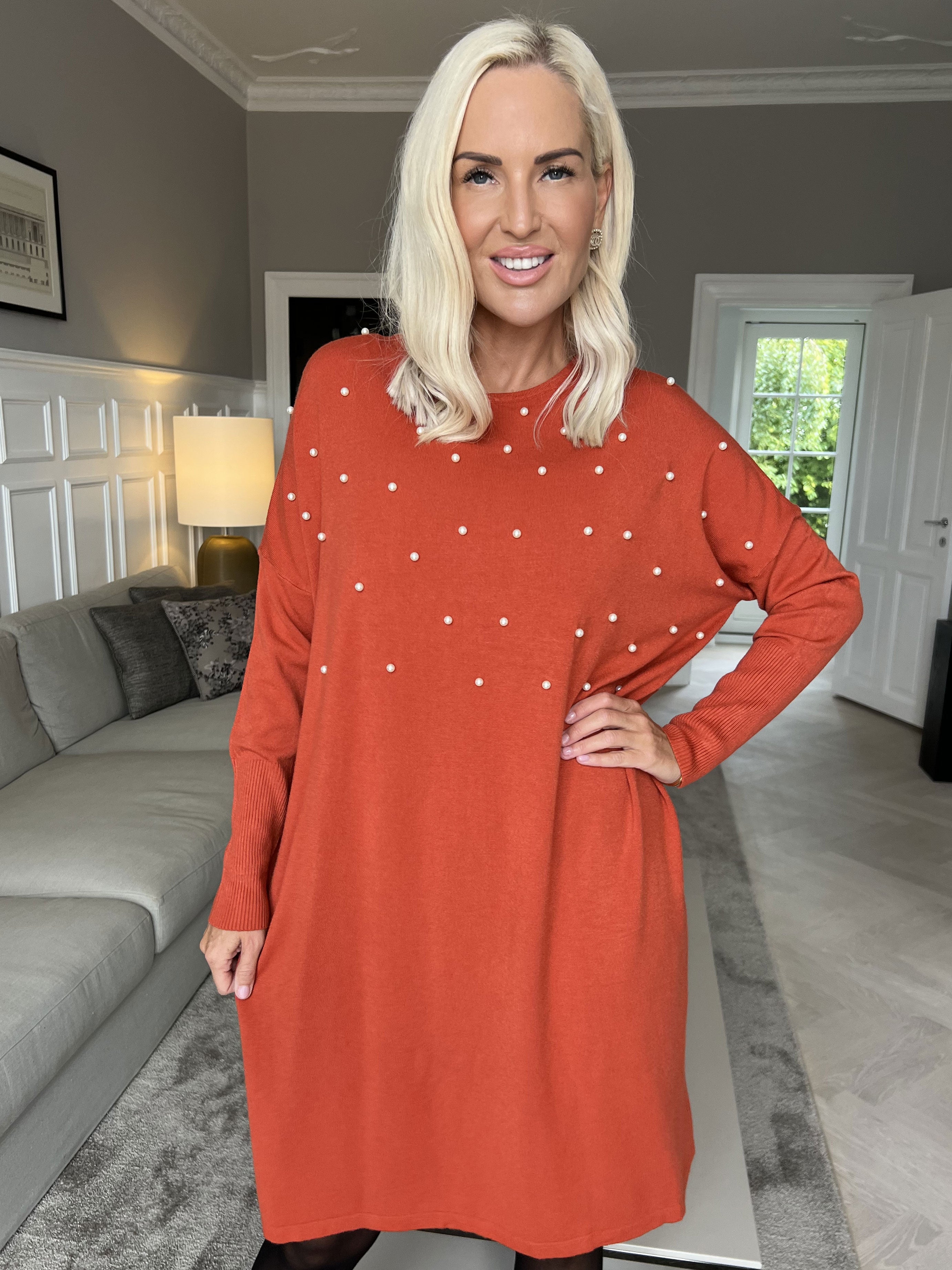 Stefania - Bekväm stickad klänning utsmyckad med pärlor